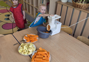 dziewczynka pomaga zrobić zdrową przekąskę