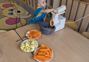 chłopiec pomaga zrobić zdrową przekąskę