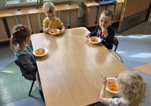 dzieci ze smakiem zjadają surówkę