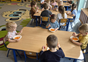 przedszkolaki próbują smacznej surówki