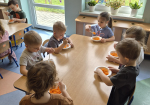 "Krasnale" zjadają surówkę