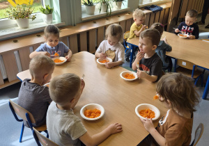 dzieci jedzą owoce i warzywa