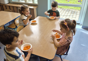 przedszkolaki jedzą witaminki