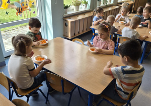 "Krasnale" próbują zdrowej przekąski