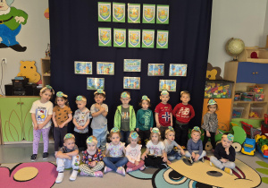 zdjęcie grupowe na tle dekoracji