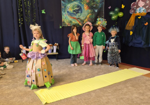 pokaz mody ekologicznej w grupie "Elfy"