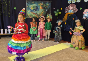 dzieci oglądają pokaz mody