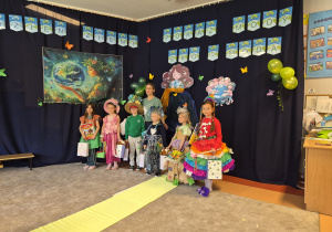 dzieci z grup "Elfy" i "Kotki" z nagrodami