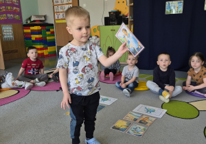 chłopiec segreguje obrazki na dobre i złe zachowania dla naszej planety