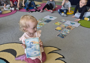 dziewczynka segreguje obrazki na dobre i złe zachowania dla naszej planety