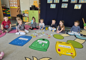 chłopiec segreguje śmieci