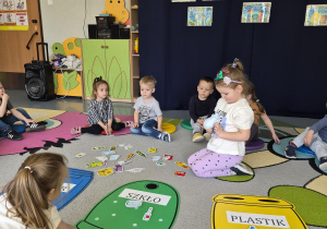 dziewczynka segreguje śmieci