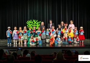 Zdjęcie grupowe wszystkich występujących dzieci.