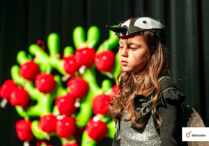 Kornelka recytuje wiersz na scenie .