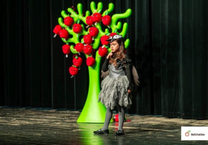 Kornelka występuje na scenie .