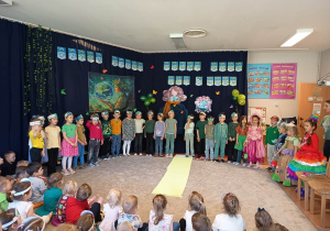 Grupa "Elfy"śpiewa piosenkę.