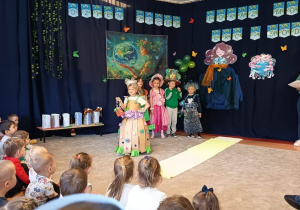 Pola prezentuje swój strój.