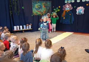 Pola prezentuje swój strój.