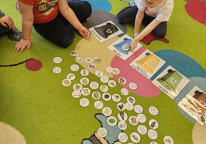 Dzieci segregują śmieci.