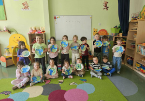 Dzieci prezentują wykonane prace.