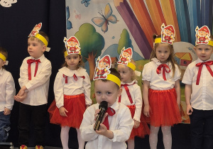 chłopiec wita gości