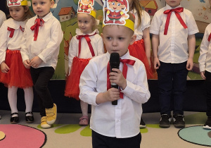 chłopiec recytuje wiersz