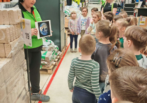 Dzieci w zwiedzają sklep Leroy Merlin