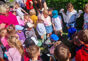 Dzieci oglądają syrenę alarmową