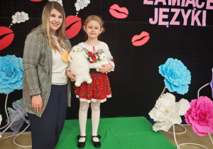 Dziewczynka z wychowawcą