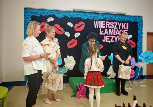 Dziewczynka odbiera dyplom i nagrodę