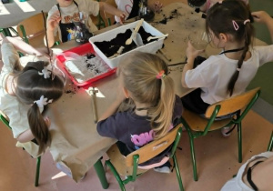Dzieci czyszczą swoje słoiki.