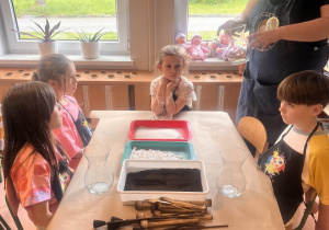Pani pokazuje instrukcje .