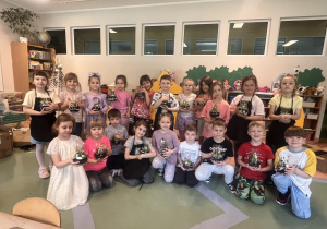 Zdjęcie grupowe dzieci ze słoikami .