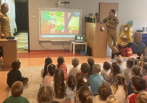 Dzieci ogladają film edukacyjny.