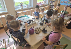 dzieci ubijają ziemię