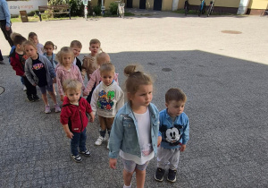 dzieci idą na przedstawienie