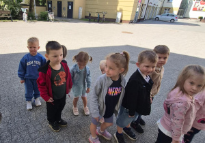 przedszkolaki idą do Gigantów Mocy