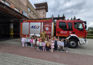 zdjęcie grupowe na tle wozu strażackiego