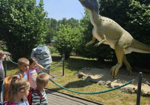 Przedszkolaki na ścieżce z dinozaurami.