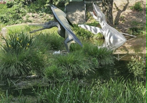Zdjęcie przedstawia dinozaury, które mają skrzydła.