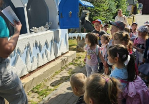 Dziewczynki i chłopcy oglądają postacie z Krainy Lodu.