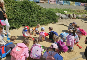 Dzieci wykopują kości dinozaurów.