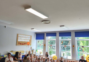 dzieci słuchają czytanej książki