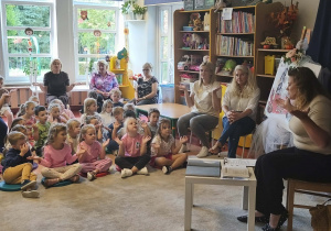 dzieci słuchają czytanej książki