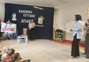 Pani Dyrektor wita przybyłego gościa