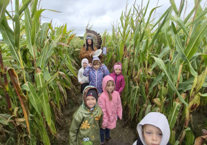 dzieci pokonują labirynt kukurydzy