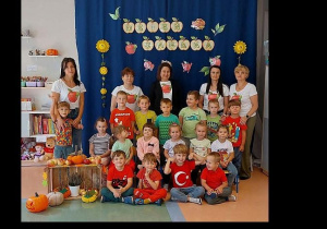 Zdjęcie grupowe na tle dekoracji.
