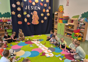 oglądanie jesiennych liści