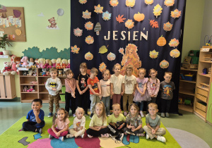 zdjęcie grupowe na tle dekoracji