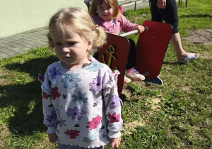 wspólna zabawa na placu zabaw